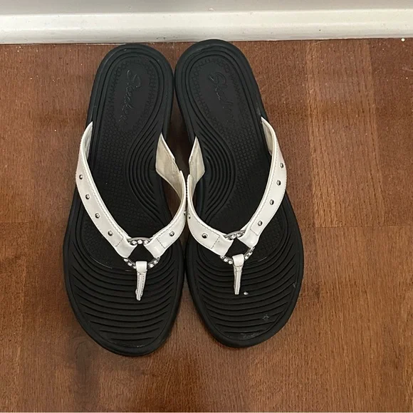 Sketchers Black and White Rhinestones Flip Flop Sandals Size 7.5 - Picture 2 of 16